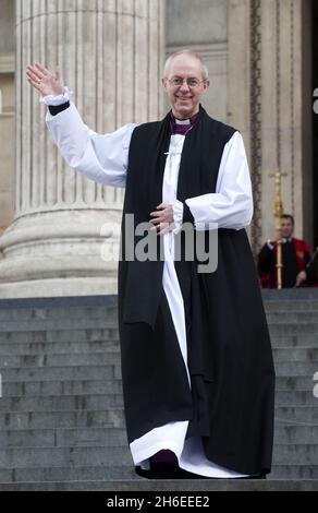 Der neue Erzbischof von Canterbury, Justin Welby, wurde nach seiner Zeremonie, die als Bestätigung der Wahl bekannt ist, vor der St. Paul's Cathedral in London abgebildet. Stockfoto
