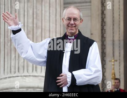 Der neue Erzbischof von Canterbury, Justin Welby, wurde nach seiner Zeremonie, die als Bestätigung der Wahl bekannt ist, vor der St. Paul's Cathedral in London abgebildet. Stockfoto