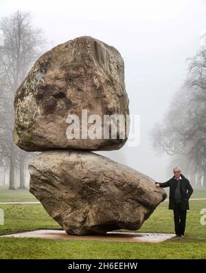 Peter Fischli steht vor seiner riesigen Boulderskulptur von ihm und David Weiss (1946-2012) , "Rock on Top of Another Rock", die in den Kensington Gardens in London enthüllt wurde. Stockfoto