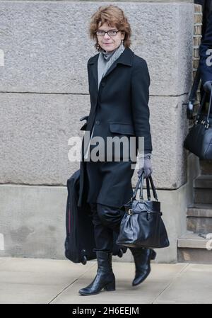 Vicky Pryce , Ex-Frau des ehemaligen Kabinettsministers Chris Huhne, kommt zum Southwark Crown Court zur Verurteilung. Stockfoto