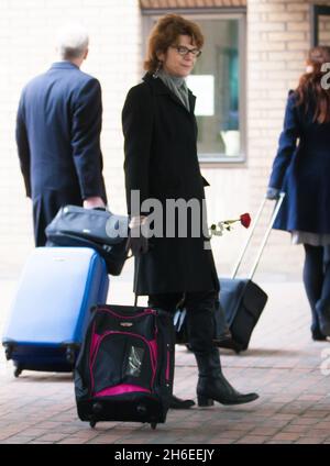 Vicky Pryce, Ex-Frau des ehemaligen Kabinettsministers Chris Huhne, kommt zum Southwark Crown Court zur Verurteilung. Stockfoto