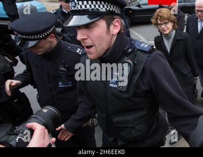 Vicky Pryce, Ex-Frau des ehemaligen Kabinettsministers Chris Huhne, kommt zum Southwark Crown Court zur Verurteilung. Stockfoto