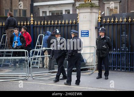 Vor dem Ritz-Hotel in London, wo die ehemalige britische Premierministerin Margaret Thatcher heute nach einem Schlaganfall starb, wurden Medien abgebildet. Stockfoto