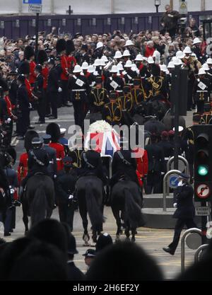 Margaret Thatchers Sarg reist die Fleet Street entlang, um an der St. Paul's Cathedral im Zentrum Londons zu beerdigt. Stockfoto