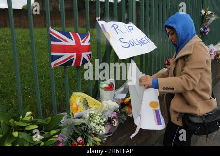 Blumen und Ehrungen sind an der Szene in Woolwich, wo Schlagzeuger Lee Rigby bei einem Terroranschlag ermordet wurde, zurückgeblieben. Stockfoto