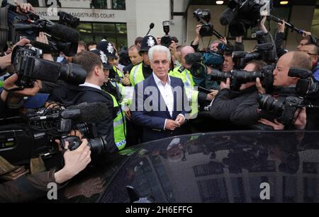 Max Clifford verlässt das Gericht von Westminster mit seiner Frau. Der PR-Guru wird in 11 Anklagepunkten wegen unanständigen Angriffs auf Mädchen im Teenageralter angeklagt. Stockfoto