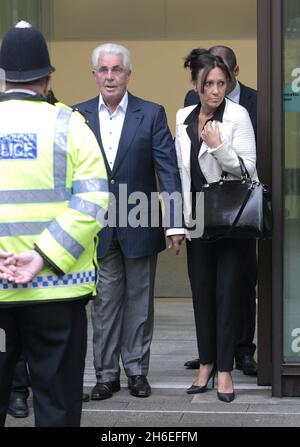 Max Clifford verlässt das Gericht von Westminster mit seiner Frau. Der PR-Guru wird in 11 Anklagepunkten wegen unanständigen Angriffs auf Mädchen im Teenageralter angeklagt. Stockfoto