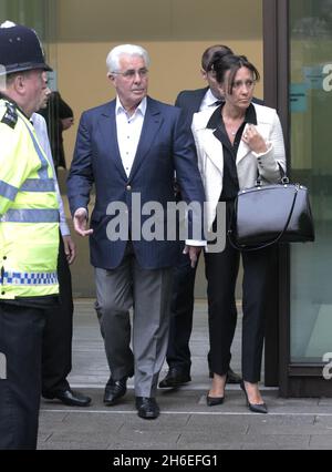 Max Clifford verlässt das Gericht von Westminster mit seiner Frau. Der PR-Guru wird in 11 Anklagepunkten wegen unanständigen Angriffs auf Mädchen im Teenageralter angeklagt. Stockfoto