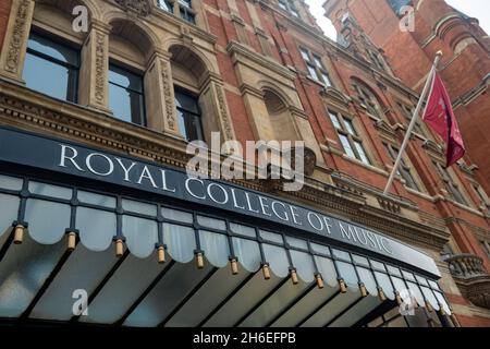 London - November 2021: Das Royal College of Music in South Kensington. Eine renommierte und historische Musikschule Stockfoto