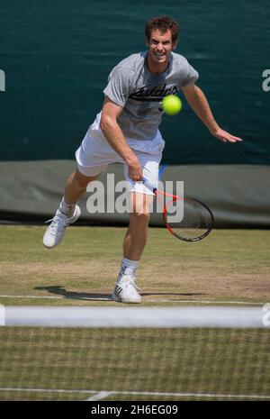 Der britische Fußballprofis Andy Murray übt vor dem Tennisturnier in Wimbledon Stockfoto