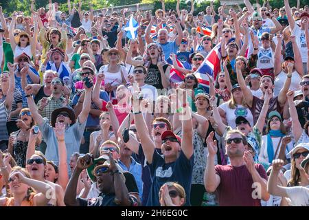 Die Fans auf dem Murray Mound feiern, wie der britische Andy Murray den serbischen Novak Djokovic besiegt und das Wimbledon Men's Final gewinnt. Stockfoto