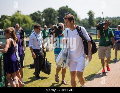 Der Großbritanniens Andy Murray kommt zum Tennisspiel von Wimbledon gegen den serbischen Novak Djokovic. Stockfoto