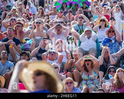 Fans auf Murray Mound während des Wimbledon-Tennisturniers. Der britische Andy Murray gegen den serbischen Novak Djokovic. Stockfoto