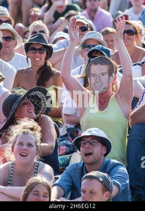 Fans auf Murray Mound während des Wimbledon-Tennisturniers. Der britische Andy Murray gegen den serbischen Novak Djokovic. Stockfoto