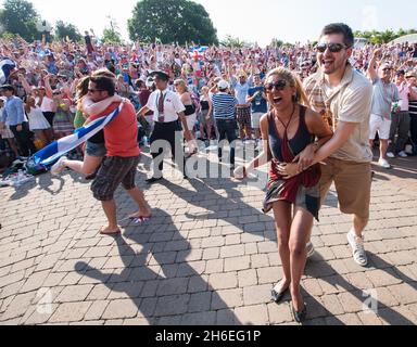 Die Fans auf dem Murray Mound feiern, wie der britische Andy Murray den serbischen Novak Djokovic besiegt und das Wimbledon Men's Final gewinnt. Stockfoto