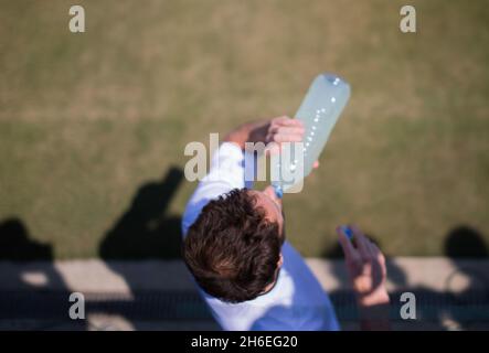 Der britische Fußballprofis Andy Murray übt vor dem Tennisturnier in Wimbledon Stockfoto