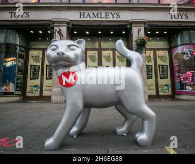 Eine überlebensgroße Monopoly Cat ist in London angekommen, um dem Scottie Dog genau zu zeigen, wer wirklich der beste Hund in dem schnelllebigen Immobilienkrieg ist. Anlässlich der Einführung des neuen Monopoly Cat-Tokens tourte der Monopoly Cat durch die real-Londoner Straßen des klassischen Hasbro-Spiels und wurde nun von Battersea Dogs & Cats Home übernommen. Fans aus 185 Ländern der Welt stimmten für die Katze. Stockfoto