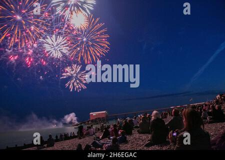 Ein allgemeiner Blick auf das Feuerwerk über der Rettungsbootstation bei Selsey in West Sussex, im Rahmen der Towns Lifeboat Week. Stockfoto