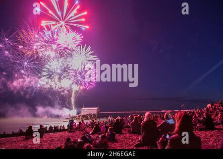 Ein allgemeiner Blick auf das Feuerwerk über der Rettungsbootstation bei Selsey in West Sussex, im Rahmen der Towns Lifeboat Week. Stockfoto