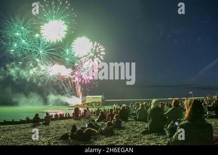 Ein allgemeiner Blick auf das Feuerwerk über der Rettungsbootstation bei Selsey in West Sussex, im Rahmen der Towns Lifeboat Week. Stockfoto