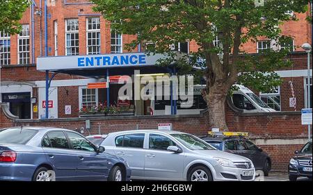 Eine allgemeine Ansicht des Whipps Cross University Hospital in East London, wo das Vertrauen mit drei formalen Warnungen versehen wurde, nachdem Inspektoren „unsichere“ Bedingungen festgestellt hatten. Stockfoto