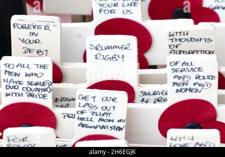 Im Bereich Remembrance vor der Westminster Abbey in London wird ein Kreuz gelegt, das sich an Schlagzeuger Lee Rigby erinnert. Stockfoto