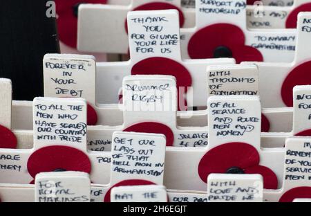 Im Bereich Remembrance vor der Westminster Abbey in London wird ein Kreuz gelegt, das sich an Schlagzeuger Lee Rigby erinnert. Stockfoto