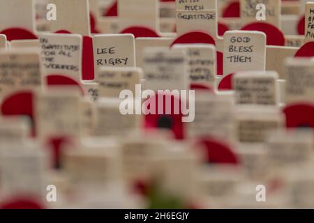 Im Bereich Remembrance vor der Westminster Abbey in London wird ein Kreuz gelegt, das sich an Schlagzeuger Lee Rigby erinnert. Stockfoto