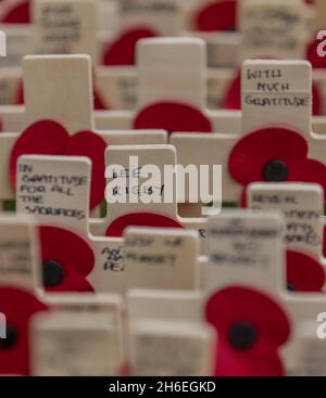 Im Bereich Remembrance vor der Westminster Abbey in London wird ein Kreuz gelegt, das sich an Schlagzeuger Lee Rigby erinnert. Stockfoto