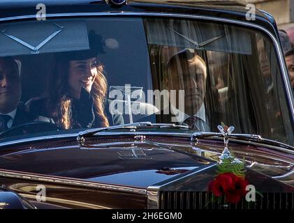 Der Herzog und die Herzogin von Cambridge verlassen Westminster, nachdem sie an einem Gottesdienst im Cenotaph für den Gedenktag teilgenommen haben. Stockfoto