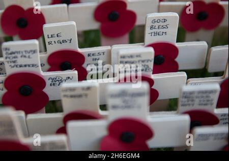 Im Bereich Remembrance vor der Westminster Abbey wird ein Kreuz gelegt, das sich an Schlagzeuger Lee Rigby erinnert. Der britische Soldat wurde im Mai dieses Jahres vor den Woolwich Barracks ermordet. Stockfoto