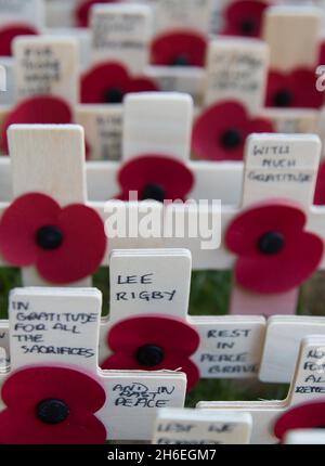 Im Bereich Remembrance vor der Westminster Abbey wird ein Kreuz gelegt, das sich an Schlagzeuger Lee Rigby erinnert. Der britische Soldat wurde im Mai dieses Jahres vor den Woolwich Barracks ermordet. Stockfoto