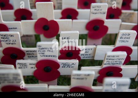 Im Bereich Remembrance vor der Westminster Abbey wird ein Kreuz gelegt, das sich an Schlagzeuger Lee Rigby erinnert. Der britische Soldat wurde im Mai dieses Jahres vor den Woolwich Barracks ermordet. Stockfoto