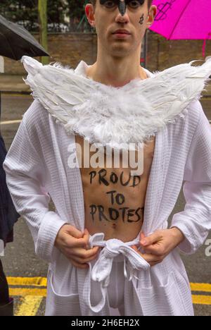 Amnesty International Ballet protestiert vor den Olympischen Winterspielen und fordert ein Ende der Unterdrückung der Menschenrechte durch den russischen Präsidenten Putin. Balletttänzer und Aktivisten von Amnesty International protestierten vor der russischen Botschaft in London, um Präsident Putin zu fordern, seinen Angriff auf die Meinungs- und Schwulenfreiheit in Russland zu beenden. Stockfoto