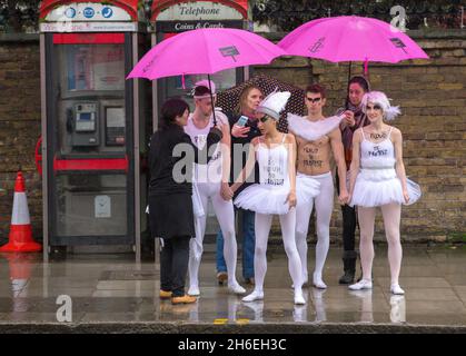 Amnesty International Ballet protestiert vor den Olympischen Winterspielen und fordert ein Ende der Unterdrückung der Menschenrechte durch den russischen Präsidenten Putin. Balletttänzer und Aktivisten von Amnesty International protestierten vor der russischen Botschaft in London, um Präsident Putin zu fordern, seinen Angriff auf die Meinungs- und Schwulenfreiheit in Russland zu beenden. Stockfoto