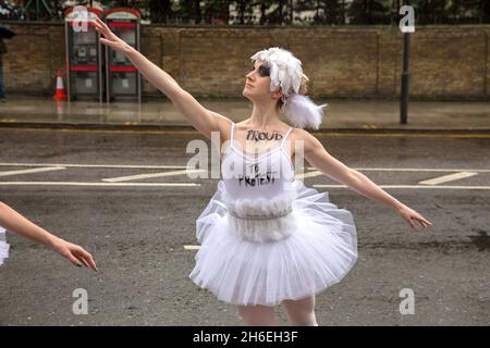 Amnesty International Ballet protestiert vor den Olympischen Winterspielen und fordert ein Ende der Unterdrückung der Menschenrechte durch den russischen Präsidenten Putin. Balletttänzer und Aktivisten von Amnesty International protestierten vor der russischen Botschaft in London, um Präsident Putin zu fordern, seinen Angriff auf die Meinungs- und Schwulenfreiheit in Russland zu beenden. Stockfoto