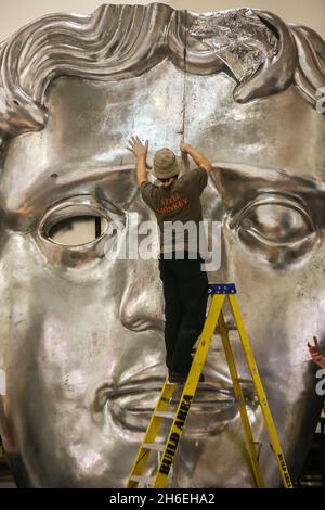 Die Bühnencrew im Royal Opera House arbeitet an den riesigen BAFTA-Masken vor den EE British Academy Film Awards 2014 an diesem Sonntag Stockfoto