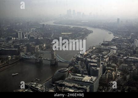 Allgemeiner Blick auf den Smog über das Londoner Stadtbild vom Shard aus Stockfoto