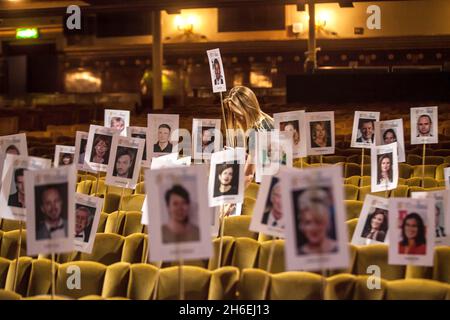 Die Mitarbeiter legen den Sitzplan vor und bereiten sich auf die Kamera-Blocking-Probe vor, bevor die Arqiva British Academy Television Awards am Sonntag, dem 18. Mai 2014, im Theatre Royal stattfinden. Stockfoto