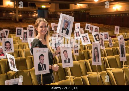 Die Mitarbeiter legen den Sitzplan vor und bereiten sich auf die Kamera-Blocking-Probe vor, bevor die Arqiva British Academy Television Awards am Sonntag, dem 18. Mai 2014, im Theatre Royal stattfinden. Stockfoto