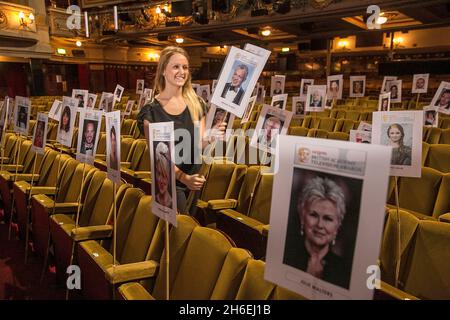 Die Mitarbeiter legen den Sitzplan vor und bereiten sich auf die Kamera-Blocking-Probe vor, bevor die Arqiva British Academy Television Awards am Sonntag, dem 18. Mai 2014, im Theatre Royal stattfinden. Stockfoto