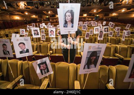 Die Mitarbeiter legen den Sitzplan vor und bereiten sich auf die Kamera-Blocking-Probe vor, bevor die Arqiva British Academy Television Awards am Sonntag, dem 18. Mai 2014, im Theatre Royal stattfinden. Stockfoto