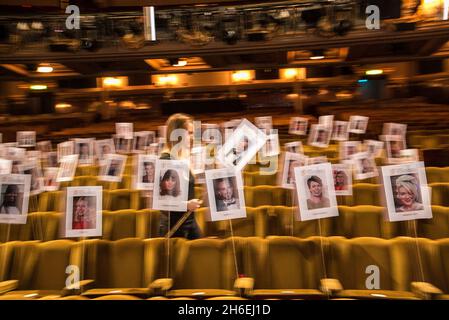 Die Mitarbeiter legen den Sitzplan vor und bereiten sich auf die Kamera-Blocking-Probe vor, bevor die Arqiva British Academy Television Awards am Sonntag, dem 18. Mai 2014, im Theatre Royal stattfinden. Stockfoto