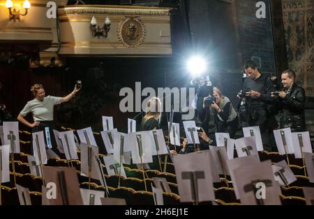 Die Mitarbeiter legen den Sitzplan vor und bereiten sich auf die Kamera-Blocking-Probe vor, bevor die Arqiva British Academy Television Awards am Sonntag, dem 18. Mai 2014, im Theatre Royal stattfinden. Stockfoto