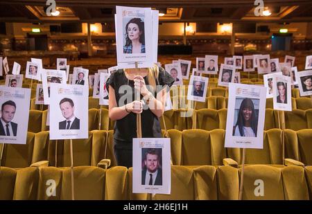 Die Mitarbeiter legen den Sitzplan vor und bereiten sich auf die Kamera-Blocking-Probe vor, bevor die Arqiva British Academy Television Awards am Sonntag, dem 18. Mai 2014, im Theatre Royal stattfinden. Stockfoto