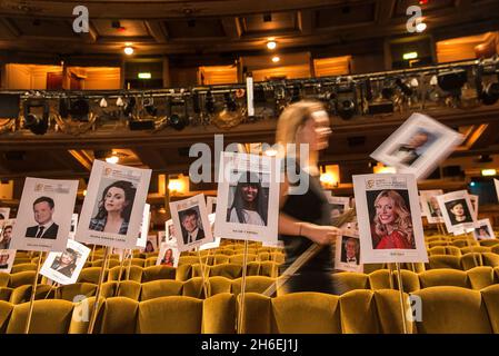 Die Mitarbeiter legen den Sitzplan vor und bereiten sich auf die Kamera-Blocking-Probe vor, bevor die Arqiva British Academy Television Awards am Sonntag, dem 18. Mai 2014, im Theatre Royal stattfinden. Stockfoto