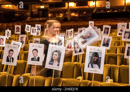 Die Mitarbeiter legen den Sitzplan vor und bereiten sich auf die Kamera-Blocking-Probe vor, bevor die Arqiva British Academy Television Awards am Sonntag, dem 18. Mai 2014, im Theatre Royal stattfinden. Stockfoto