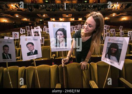 Die Mitarbeiter legen den Sitzplan vor und bereiten sich auf die Kamera-Blocking-Probe vor, bevor die Arqiva British Academy Television Awards am Sonntag, dem 18. Mai 2014, im Theatre Royal stattfinden. Stockfoto