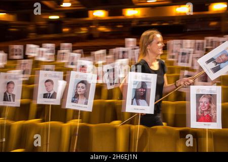 Die Mitarbeiter legen den Sitzplan vor und bereiten sich auf die Kamera-Blocking-Probe vor, bevor die Arqiva British Academy Television Awards am Sonntag, dem 18. Mai 2014, im Theatre Royal stattfinden. Stockfoto