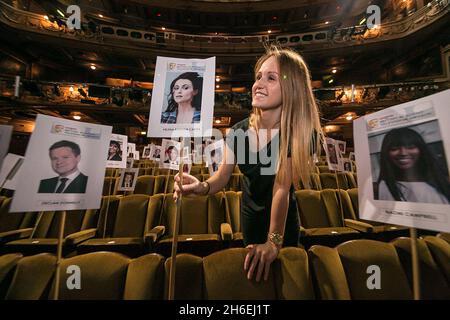 Die Mitarbeiter legen den Sitzplan vor und bereiten sich auf die Kamera-Blocking-Probe vor, bevor die Arqiva British Academy Television Awards am Sonntag, dem 18. Mai 2014, im Theatre Royal stattfinden. Stockfoto